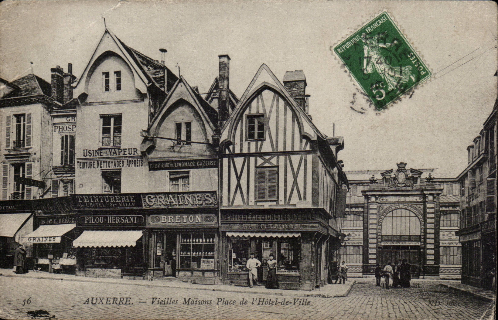 CPA Auxerre Vieiles maisons Place de l'hotel de ville
