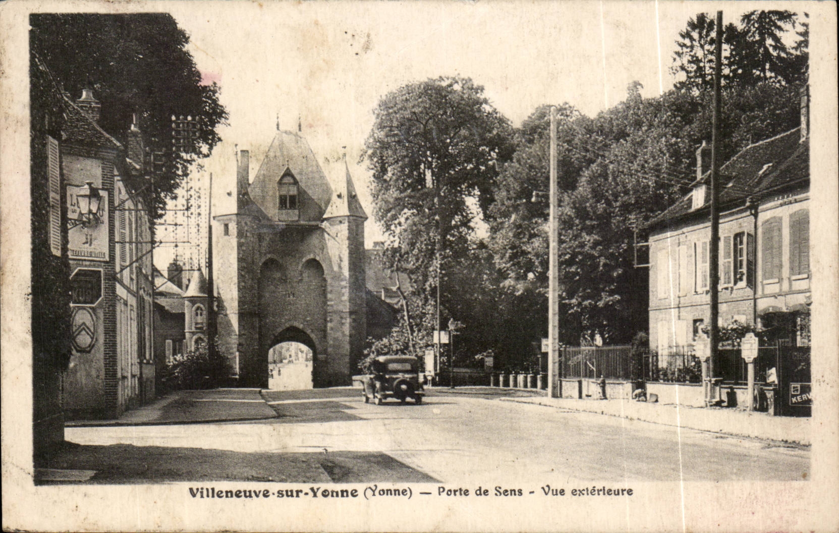 Villeneuve-sur-Yonne — Tor von Sens — Außenansicht