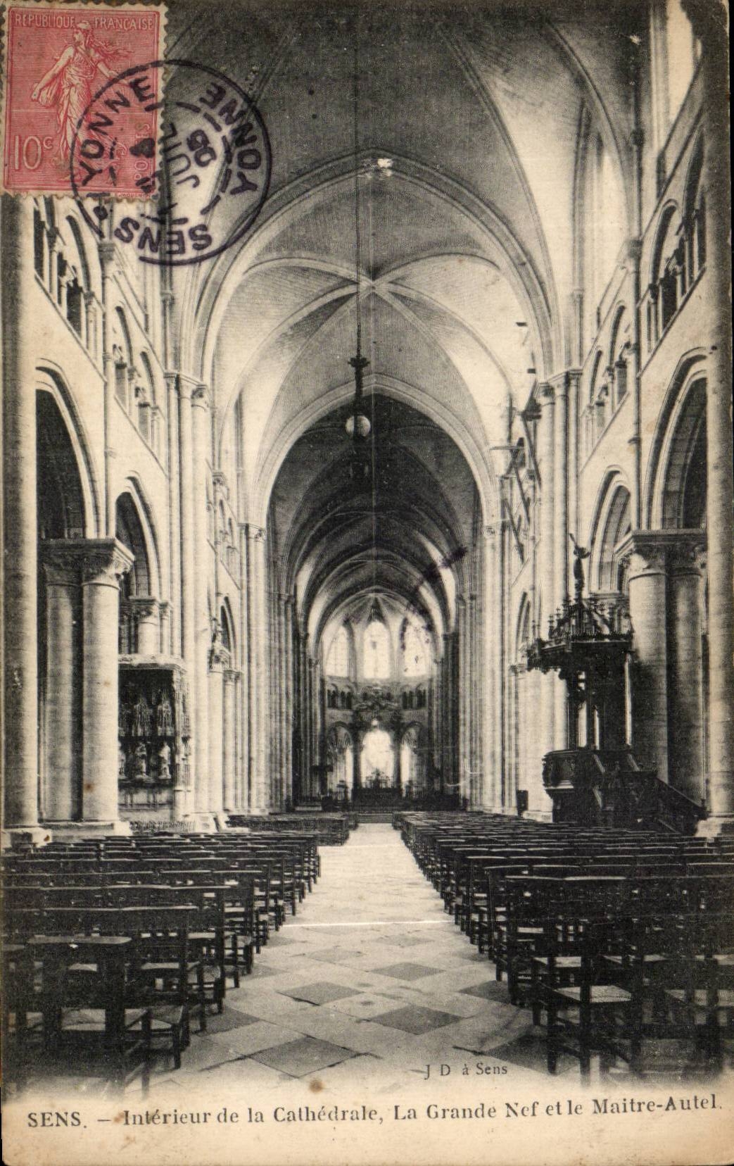 CPA Sens Interieur de la cathedrale La grande nef