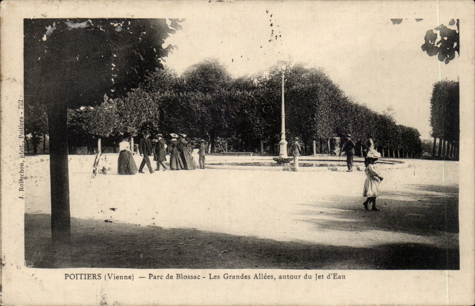 Poitiers (Vienne) — Parc de Blossac — Les Grandes Allées, autour du Jet d'Eau — J. Rohnhon, phot. Poitiers - 752