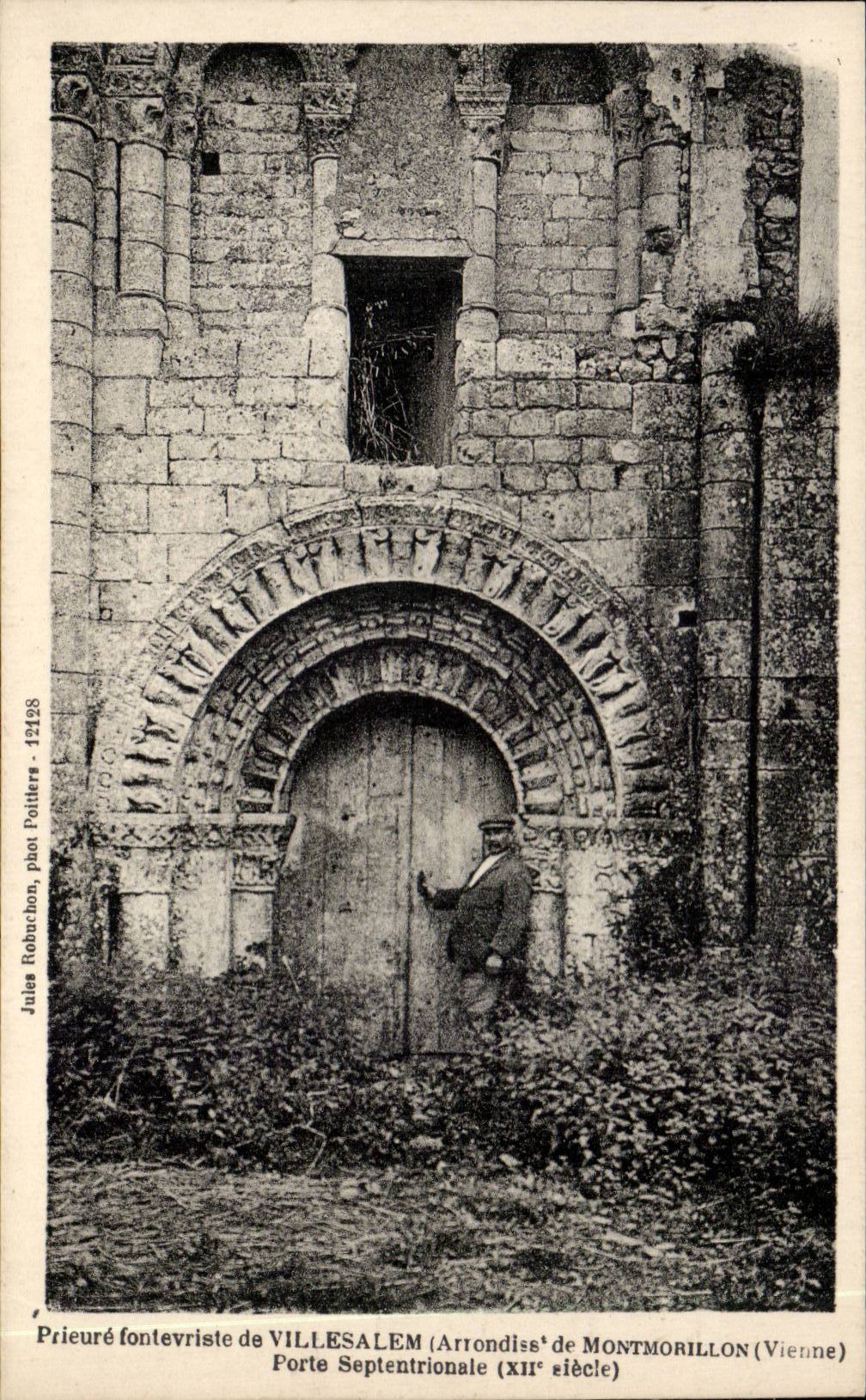 Prieuré fontevriste de Villesalem — Porte septentrionale du XIIe siècle — Jules Robuchon, phot. Poitiers, n° 12428