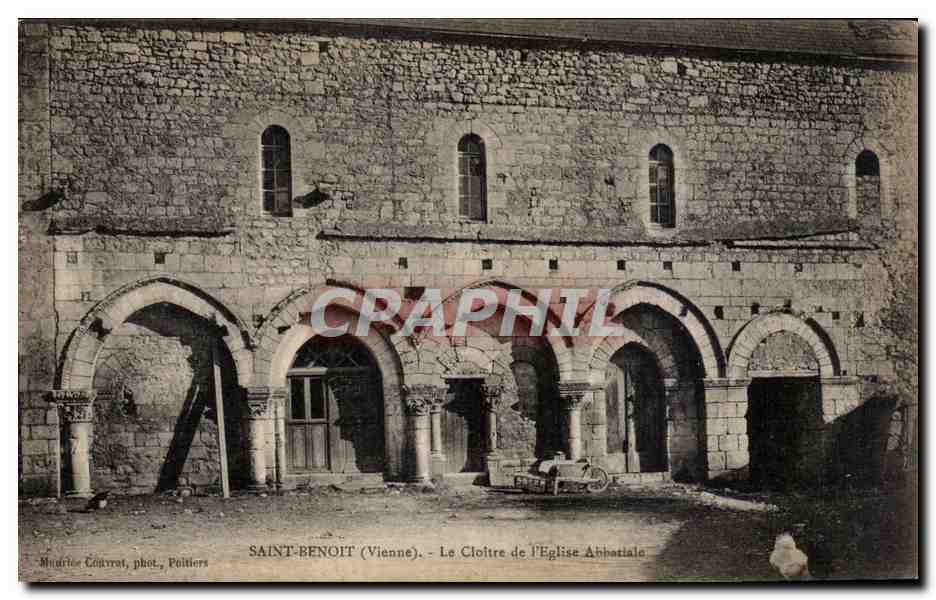 CPA Saint Benoit Le cloitre de l'eglise abbatiale