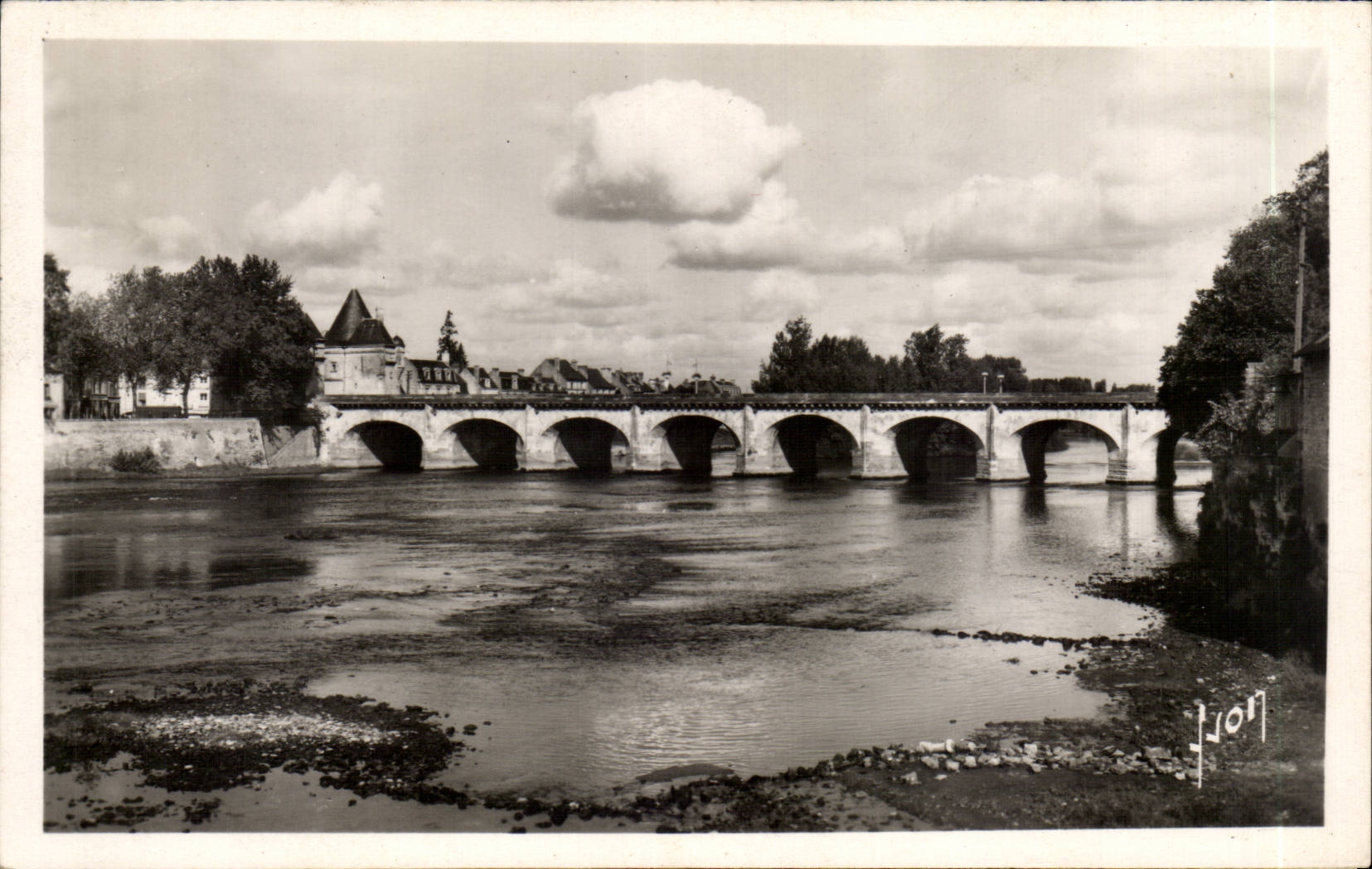 Châtellerault (Vienne) — vue prise en amont du pont Henri IV (XVIe siècle) — Éditions d'Art 'Yvonne' Paris