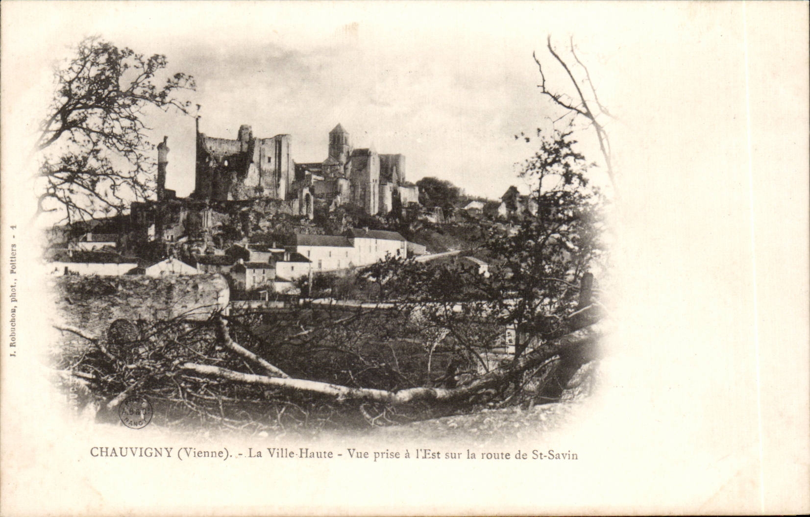 CPA Chauvigny La ville haute Vue prise a l'est sur la route de St Sauvin