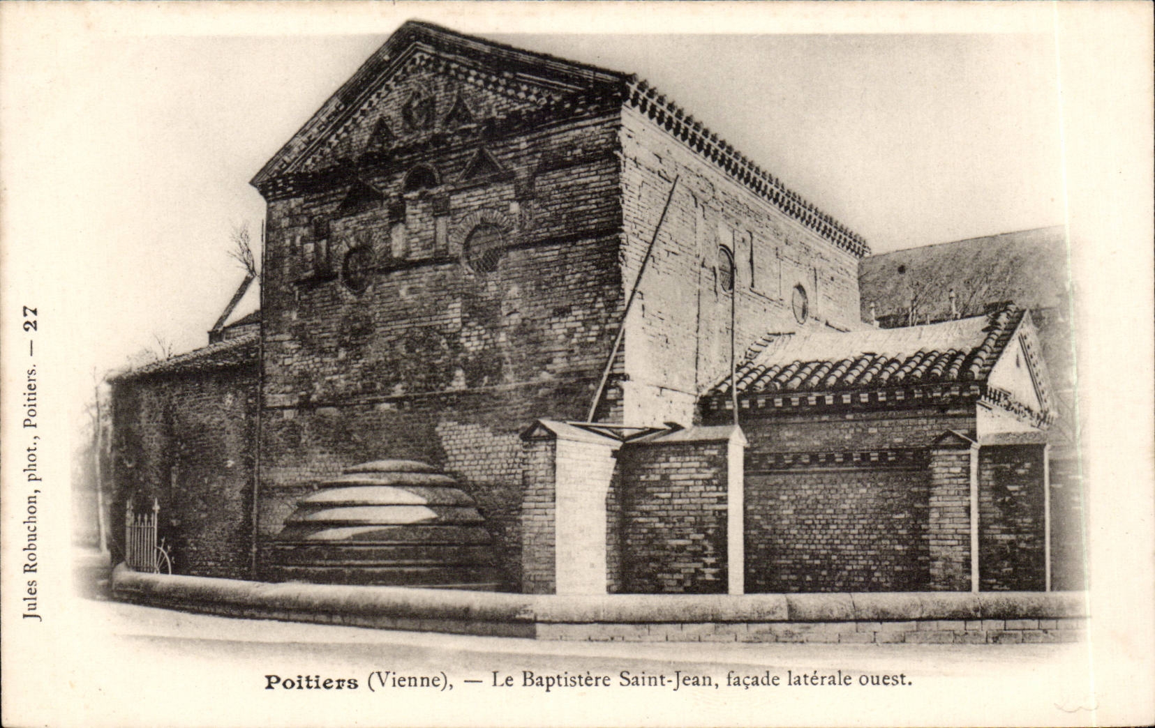 Poitiers (Vienne) — Le Baptistère Saint-Jean, façade latérale ouest — Jules Robuchon, phot. Poitiers, n°27