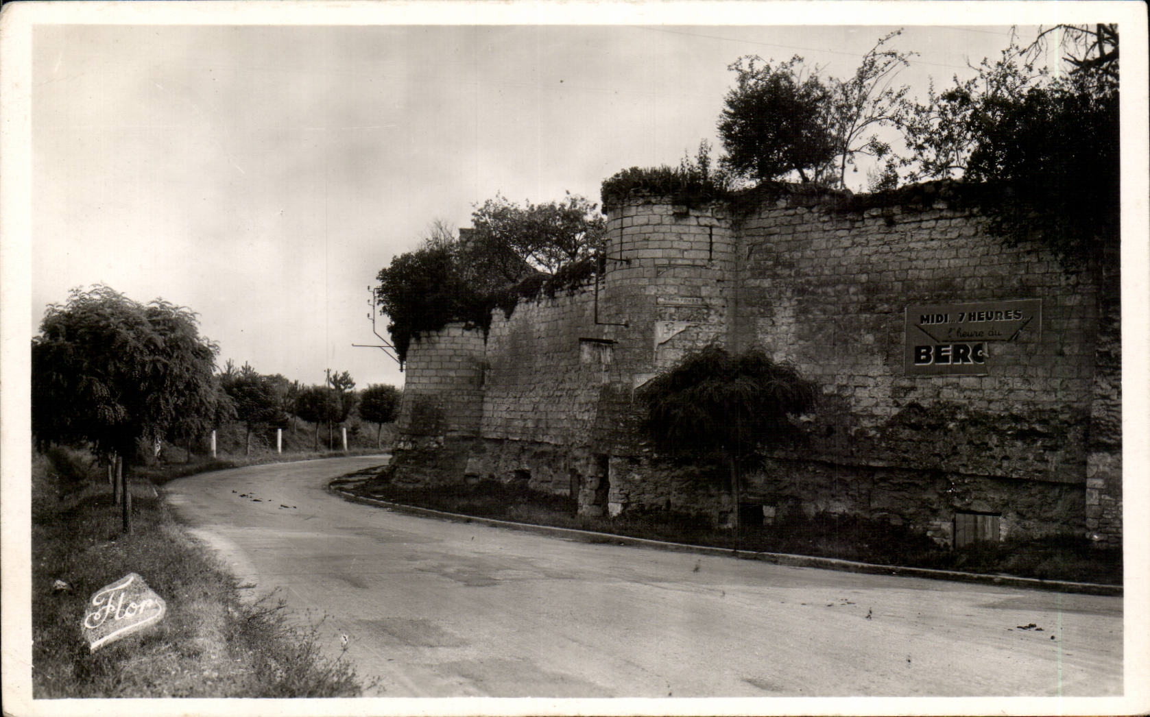 CPA Mirebeau de Poitou Ruines des remparts