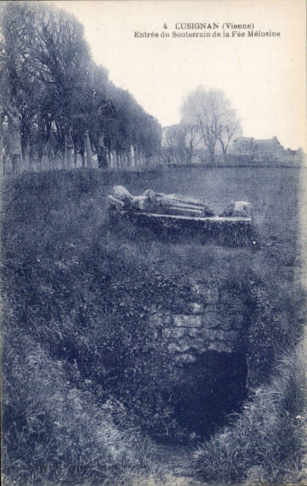 Lusignan CPA Entree du souterrain de la fee melusine