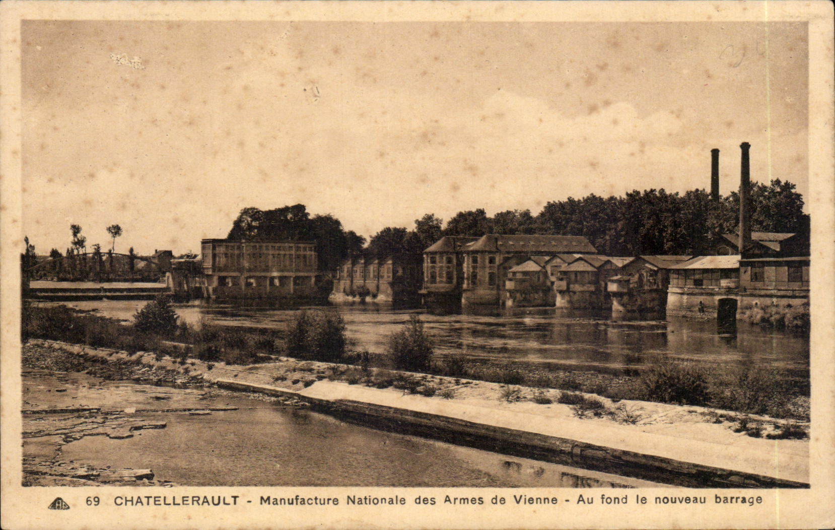 Chatellerault CPA Manufacture nationale des armes de Vienne Au fond le nouveau barrage