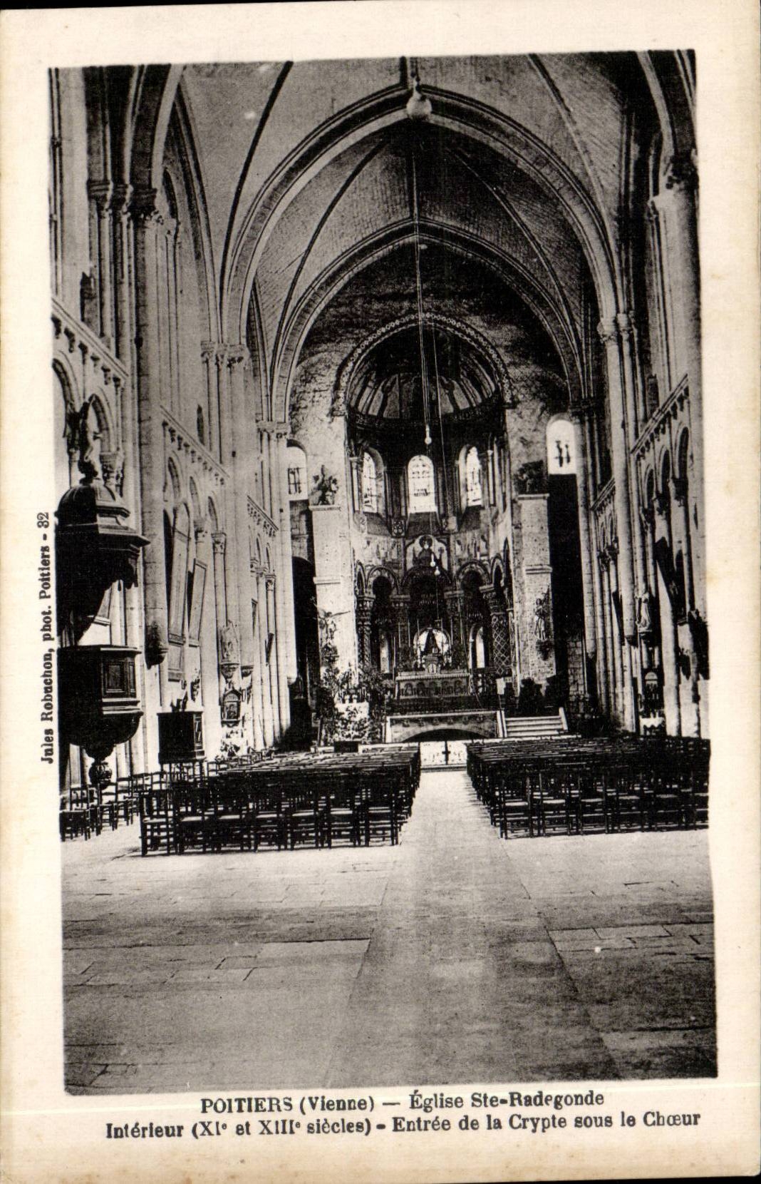 Poitiers (Vienne) — Église Ste-Radegonde — Intérieur (XIe et XIIIe siècles) — Entrée de la crypte sous le chœur