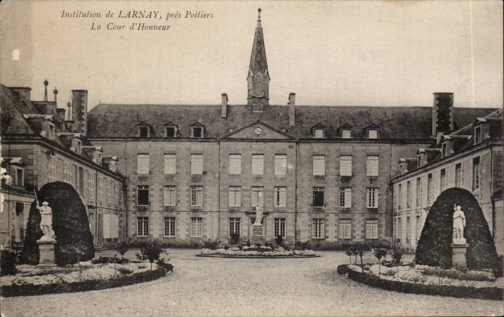 Institution de LARNAY, près Poitiers — La Cour d'Honneur — éditeur inconnu