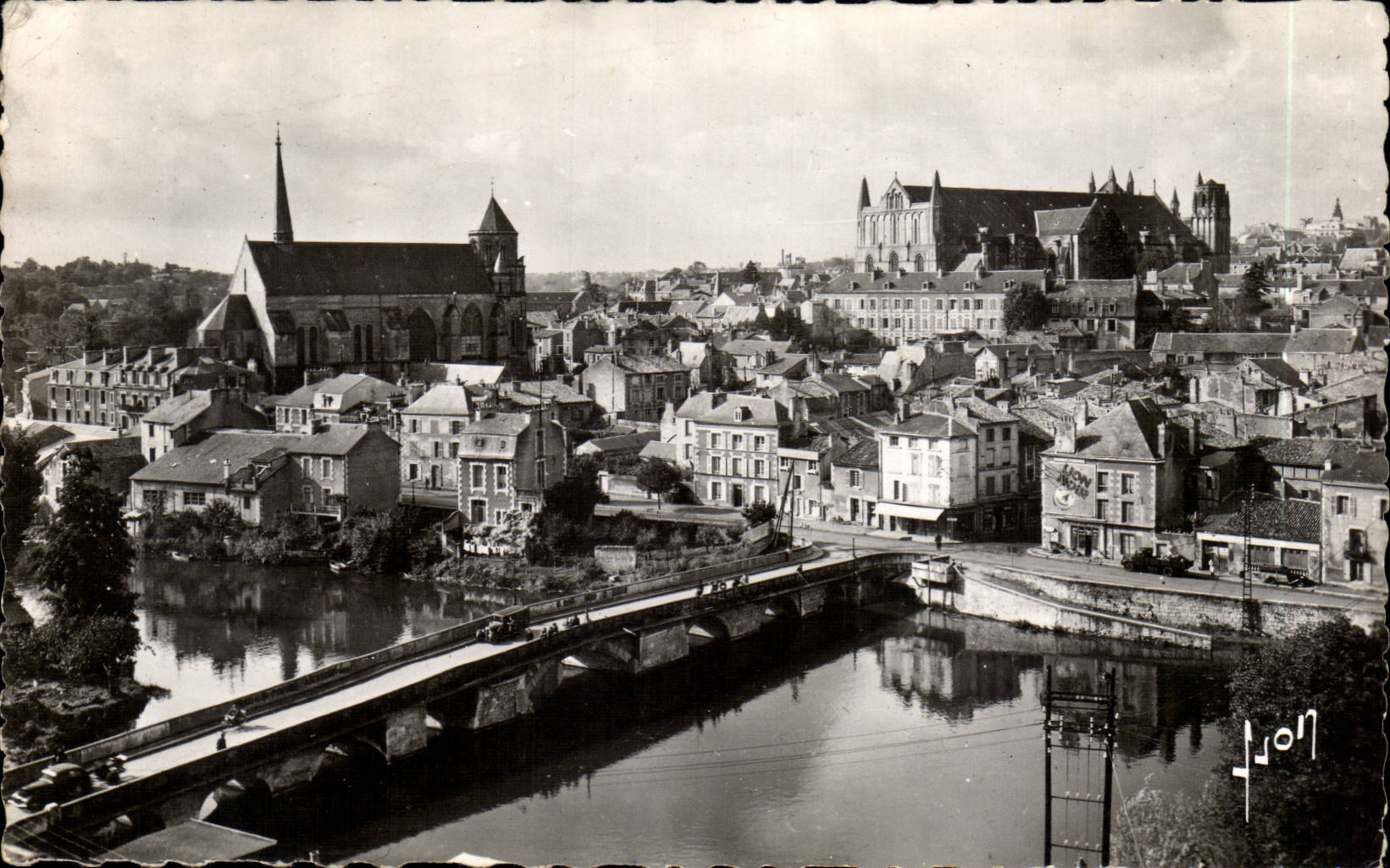 CPA Poitiers Le Clain Eglise Ste Radegonde Cathedrale St Pierre