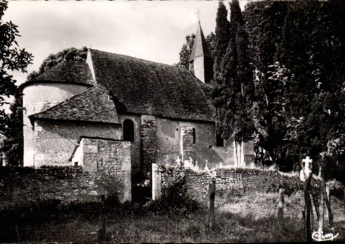 CPA Chauvigny Eglise romane de St Pierre Les Eglises