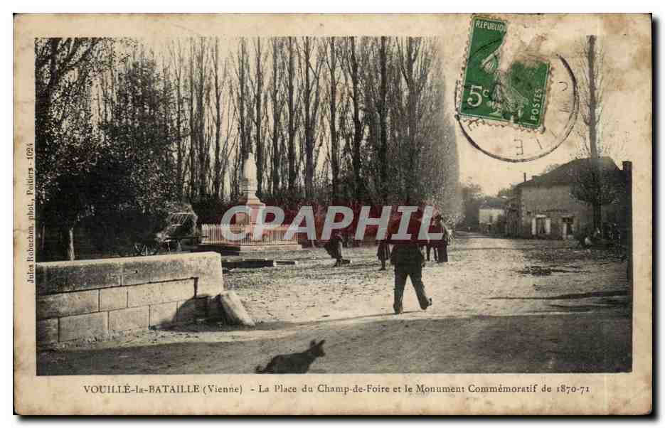 CPA Vouille la Bataille La place du champ de foire et le monument commemoratif de 1870 1871 