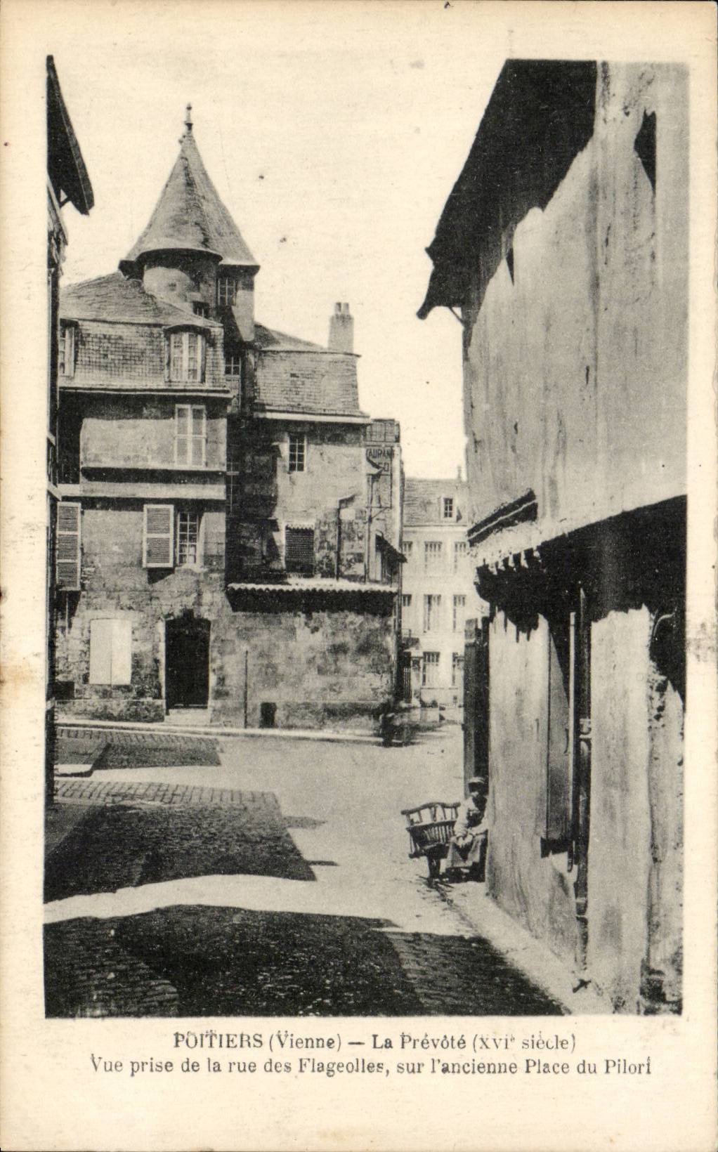 Poitiers (Vienne) — La Prévôté (XVIe siècle) — Vue prise de la rue des Flageolles, sur l'ancienne Place du Pilon