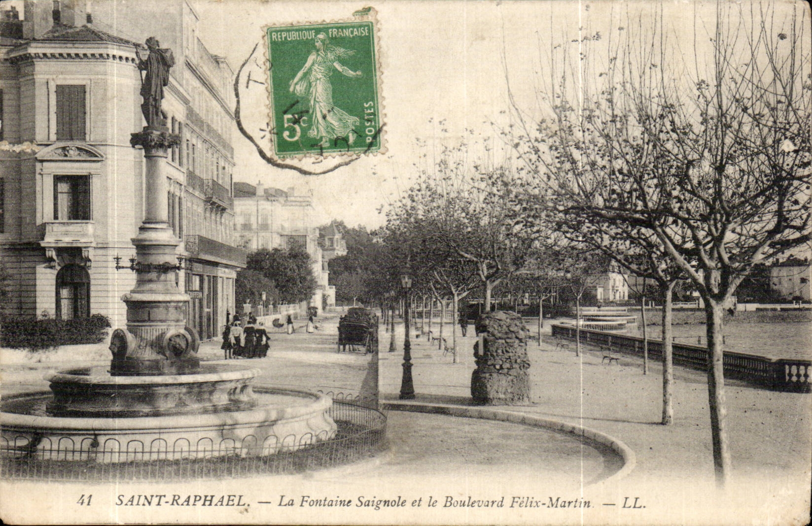 CPA Saint Raphael La fontaine Saignole et le boulevard Felix Martin