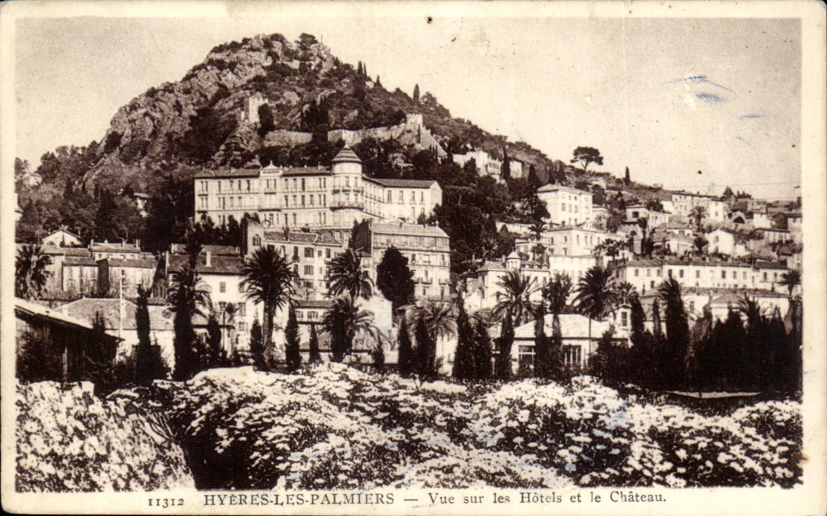 Hyères-les-Palmiers — Vue sur les Hôtels et le Château.