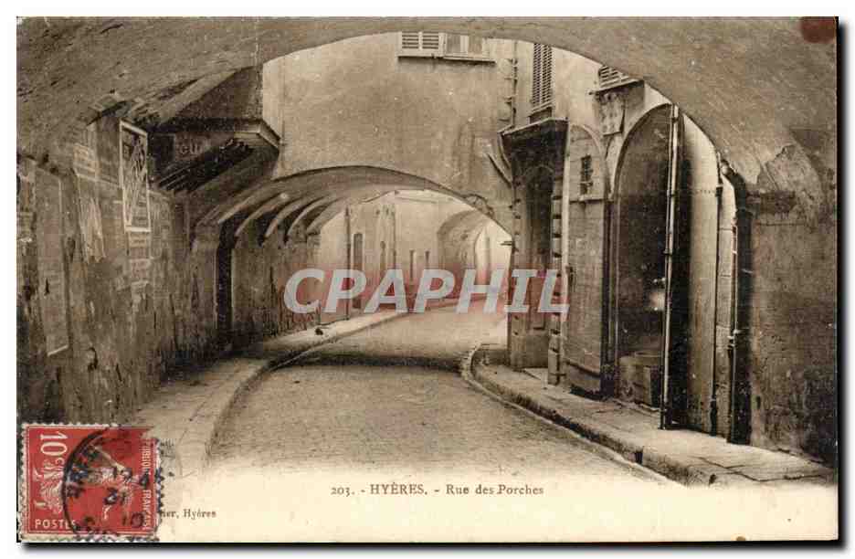 Hyères - Rue des Porches — vue sous un passage couvert — éditeur 'Postes' n°203