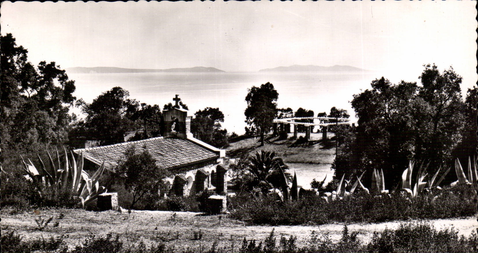 Ansicht der Kirche und der Inseln Spaniens — Umgebung von Lavandou (Var) — Edition Lénaire