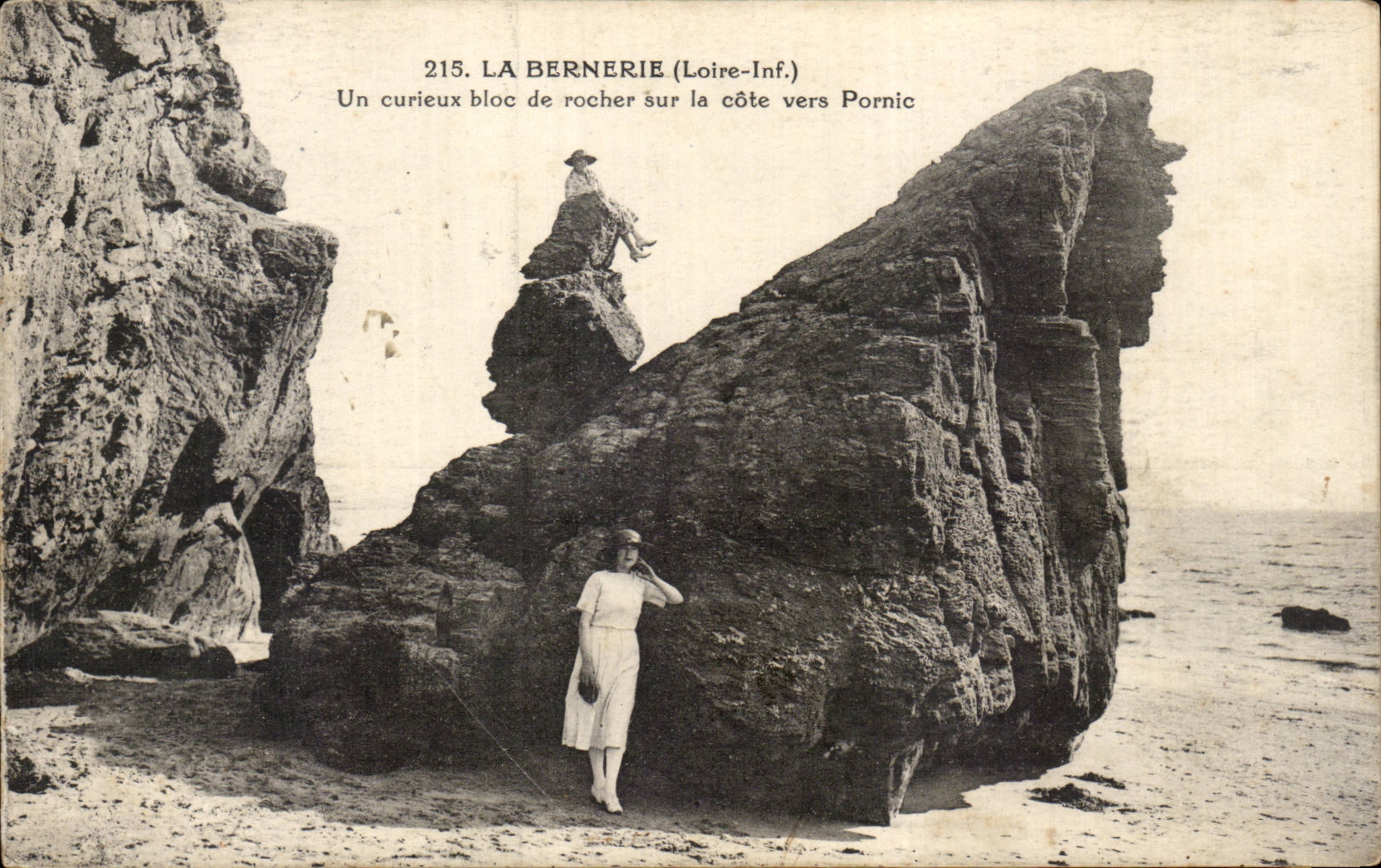 CPA La Bernerie Un curieux bloc de rocher sur la cote vers Pornic