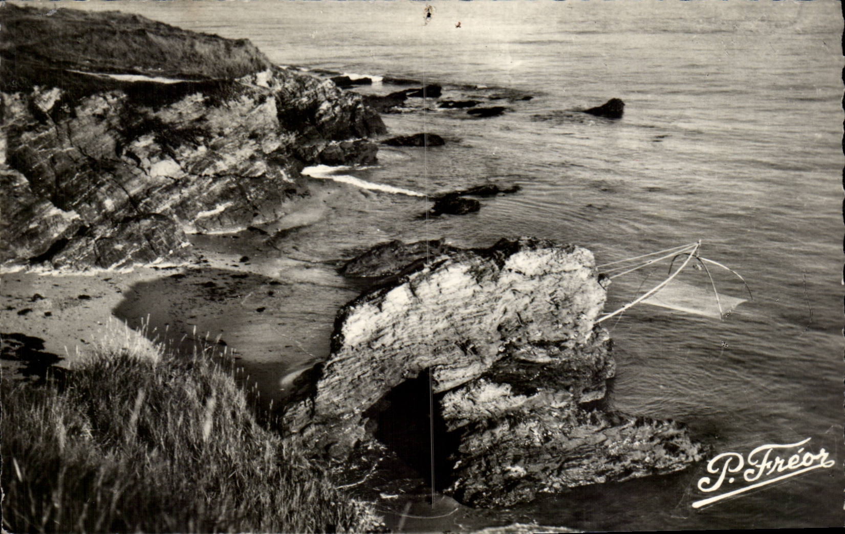 CPSM Port Giraux La roche percee et a cote sauvage a maree haute