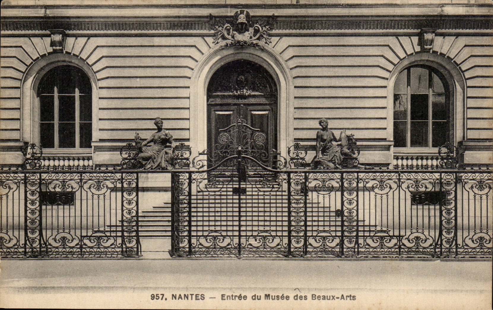 CPA Nantes Entree du musee des Beaux Arts