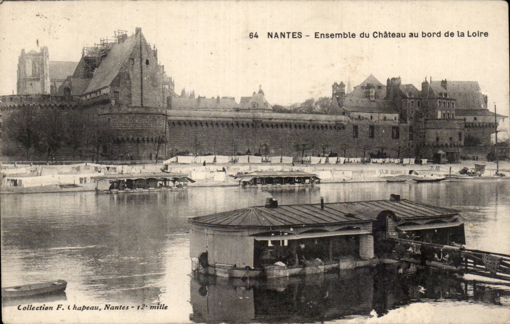 CPA Nantes Ensemble du chateau au bord de la Loire