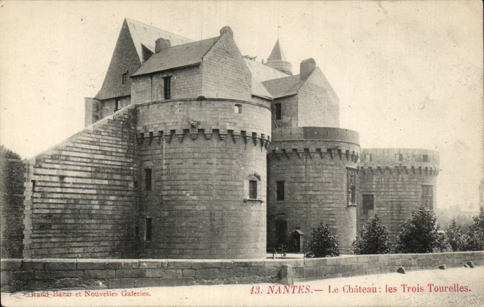 CPA Nantes Le chateau Les trois tourelles