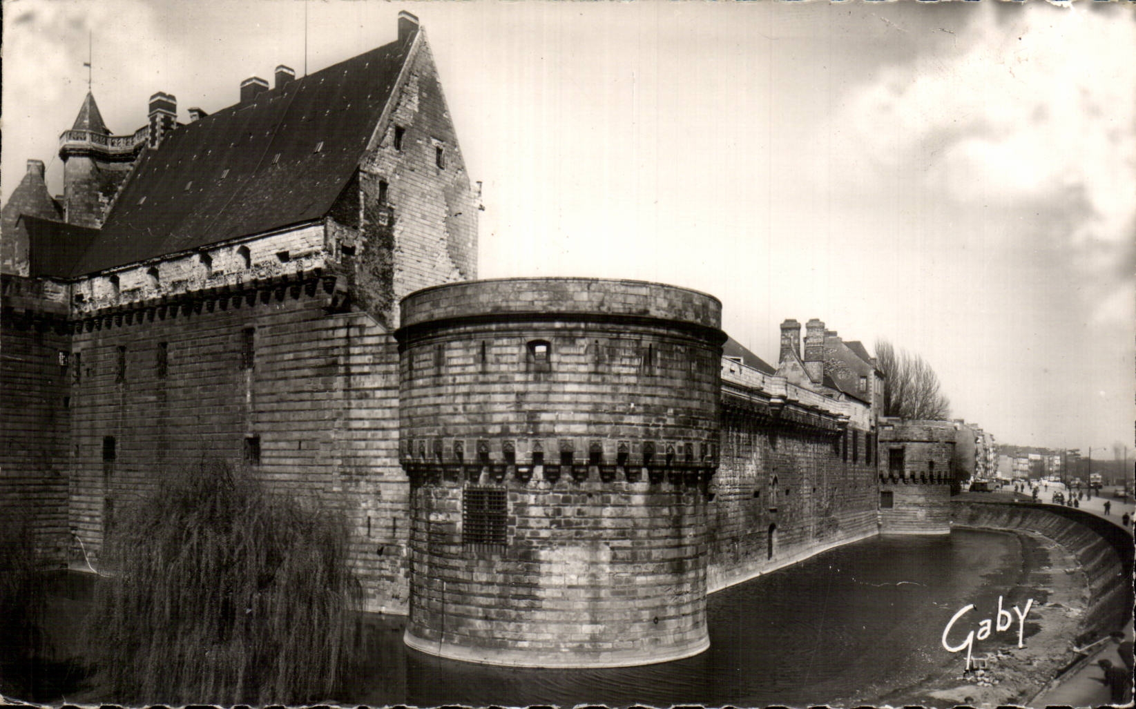 CPA Nantes Les douves du chateau des Ducs de Bretagne