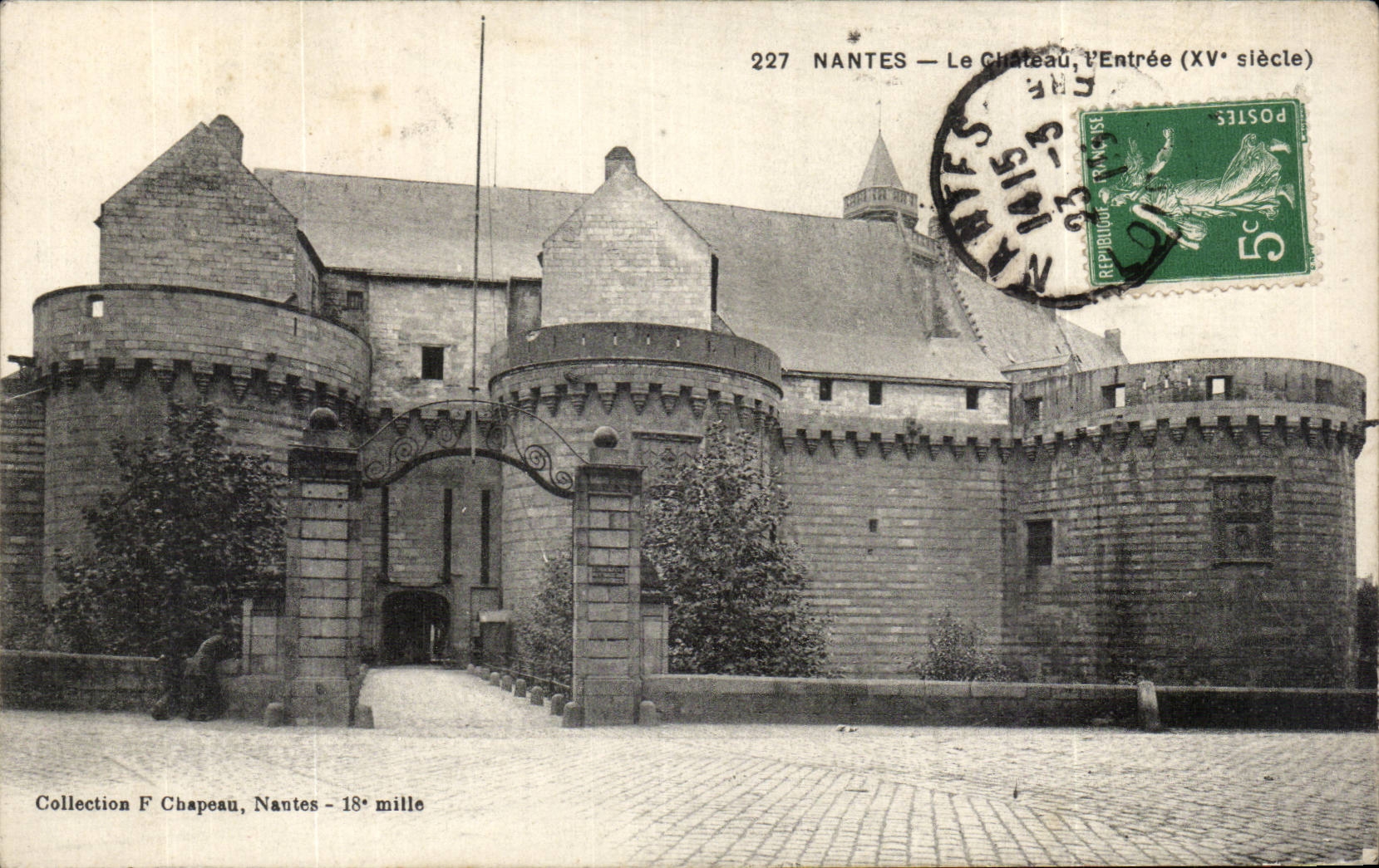 CPA Nantes le chateau L'entree