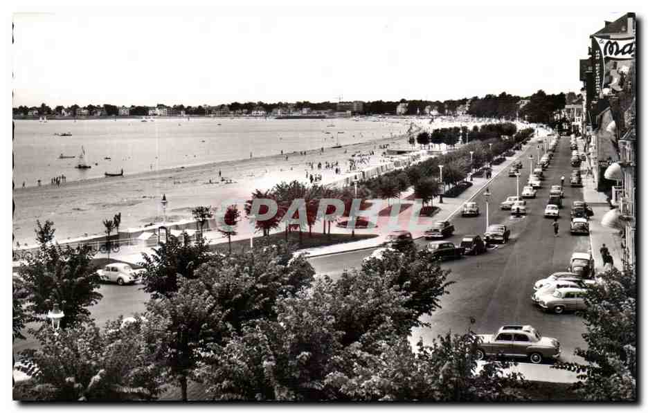 CPA La Baule sur Mer La plage et le remblai vers le Pouliguen