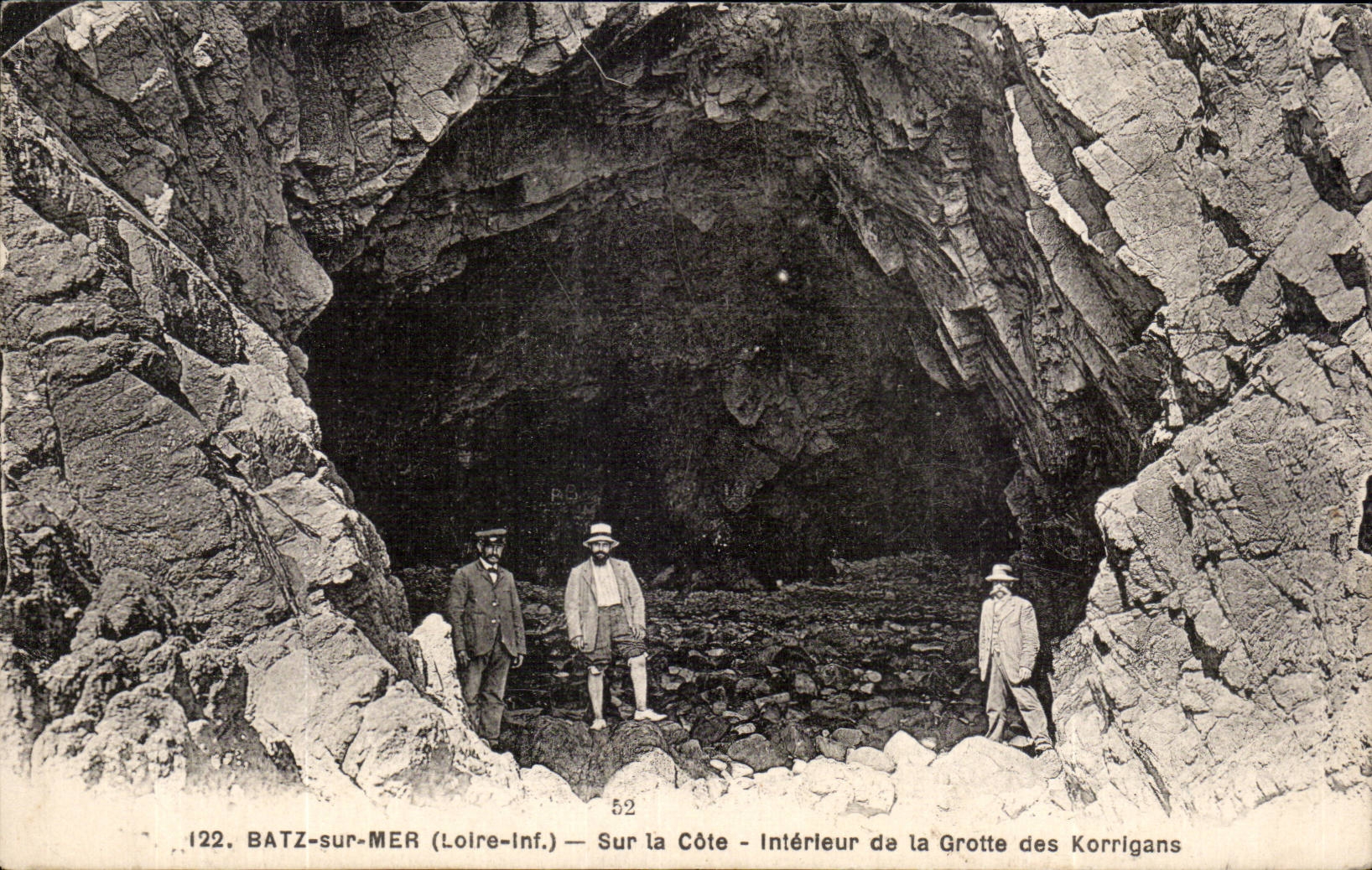 CPA Batz sur Mer Sur la cote Interieur de la grotte des Korrigans