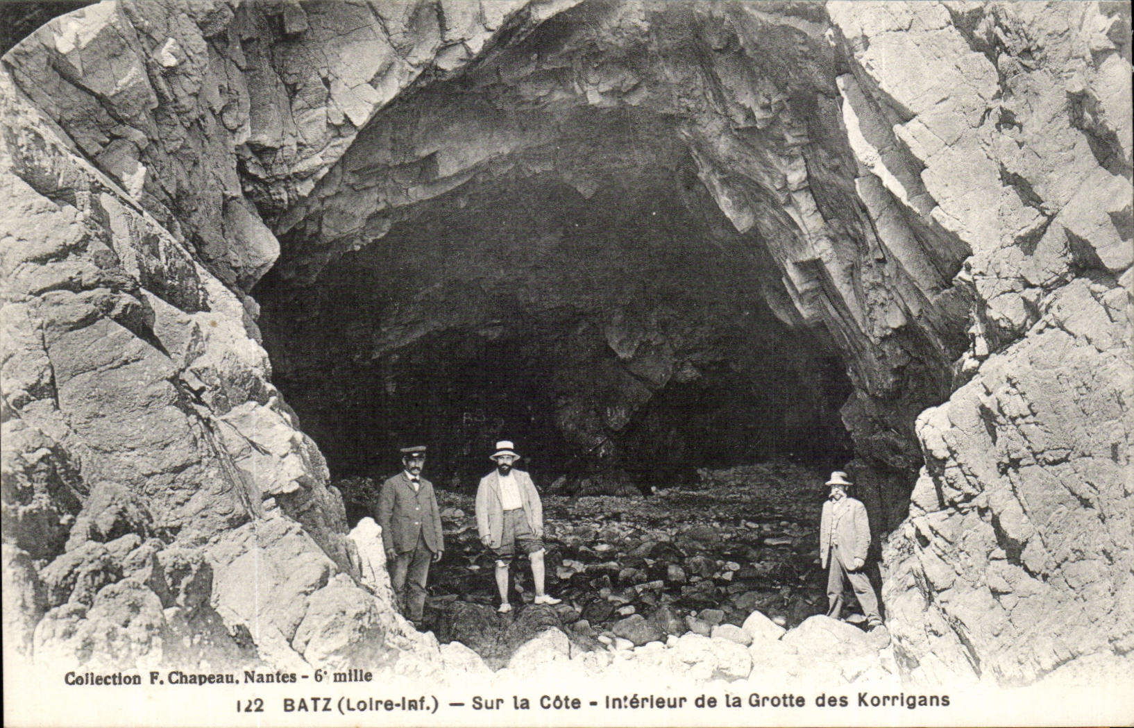 CPA Batz sur Mer Sur la cote Interieur de la grotte des Korrigans
