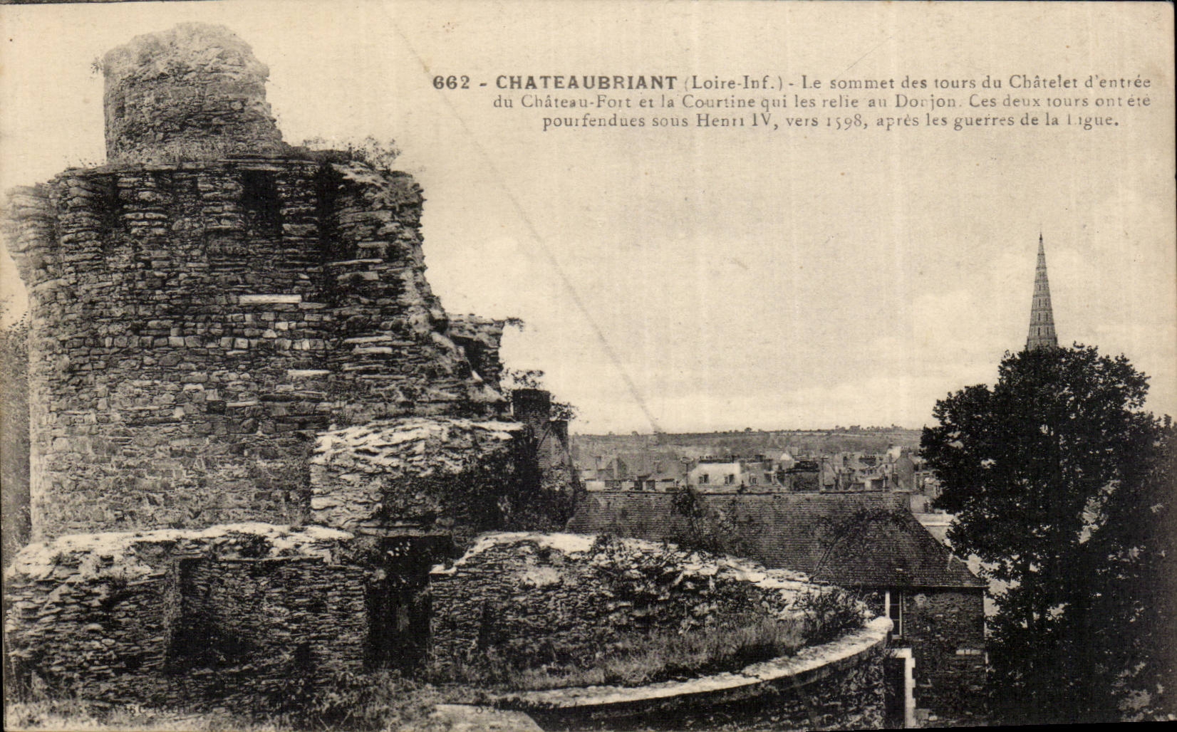 Chateaubriant CPA Le sommet des tours du Chatelet d'entree