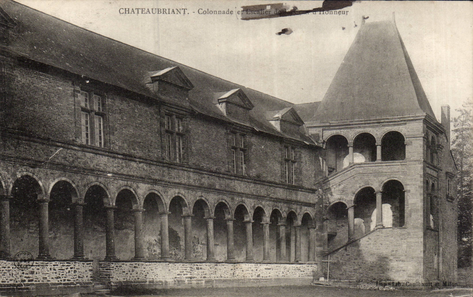 Chateaubriant CPA Colonnade et escalier de la cour d'honneur