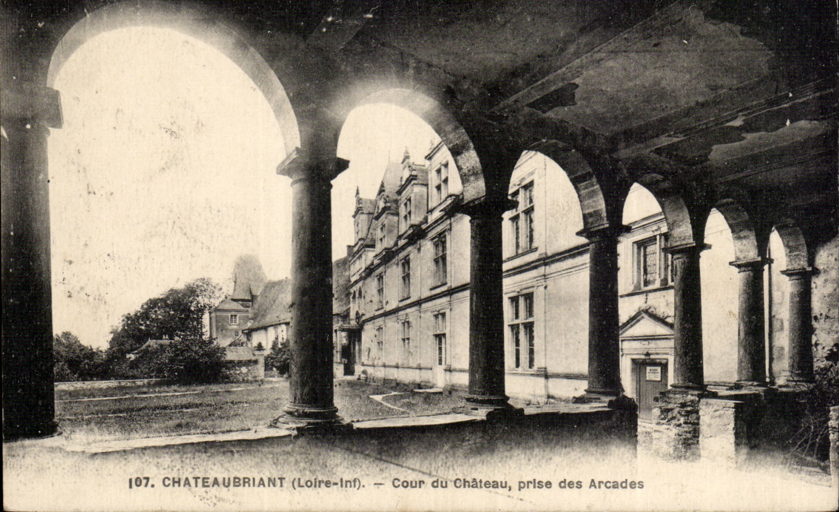Chateaubriant CPA Cour du chateau prise des arcades