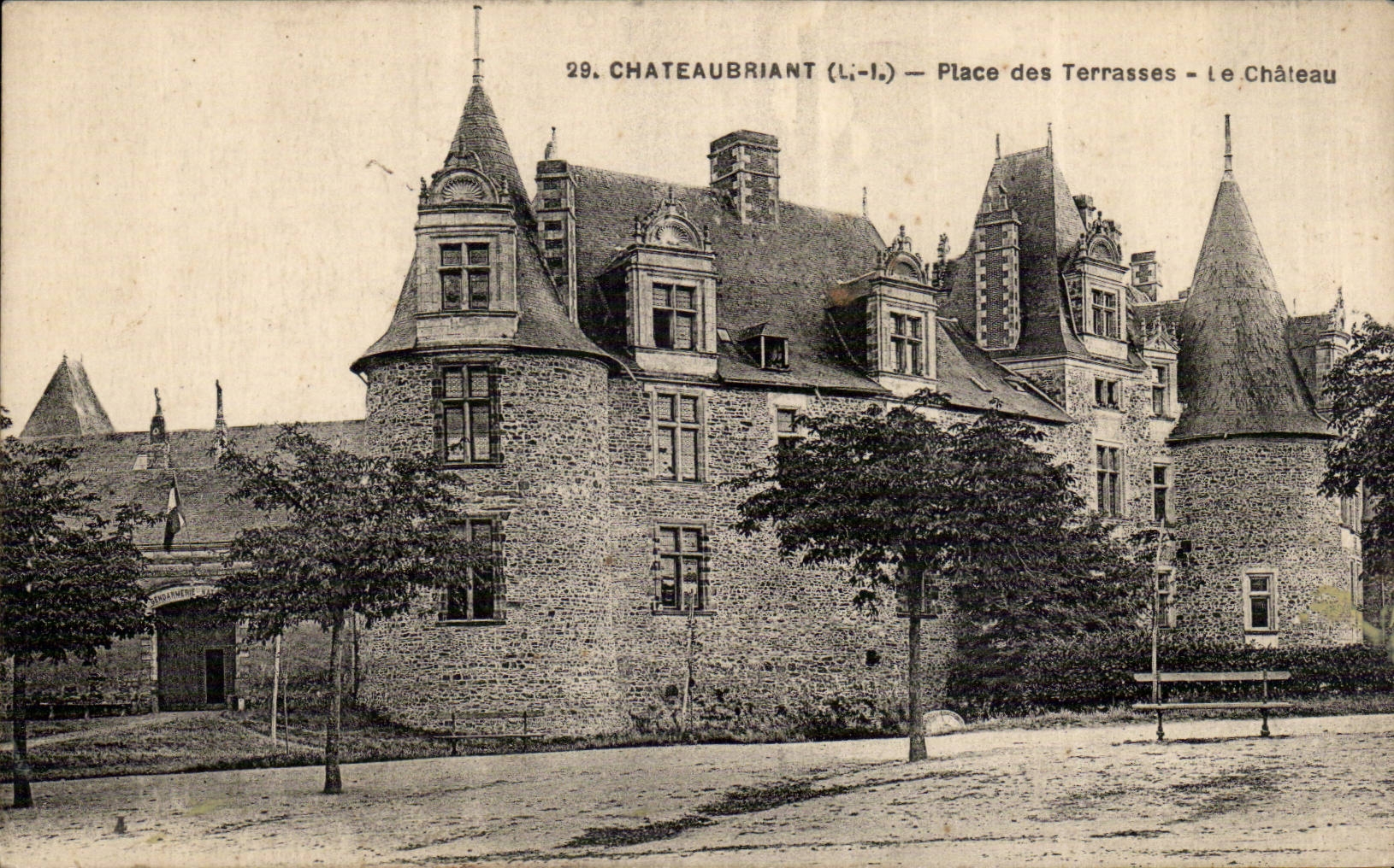 Chateaubriant CPA Place des terrasses Le chateau