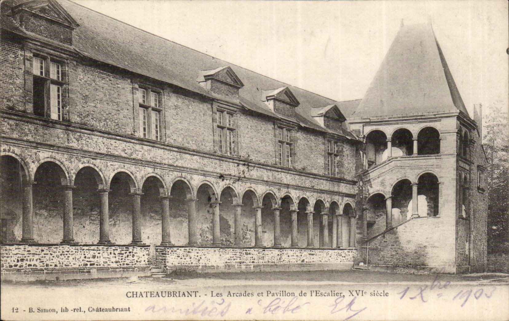 Chateaubriant CPA Les arcades et le pavillon de l'escalier