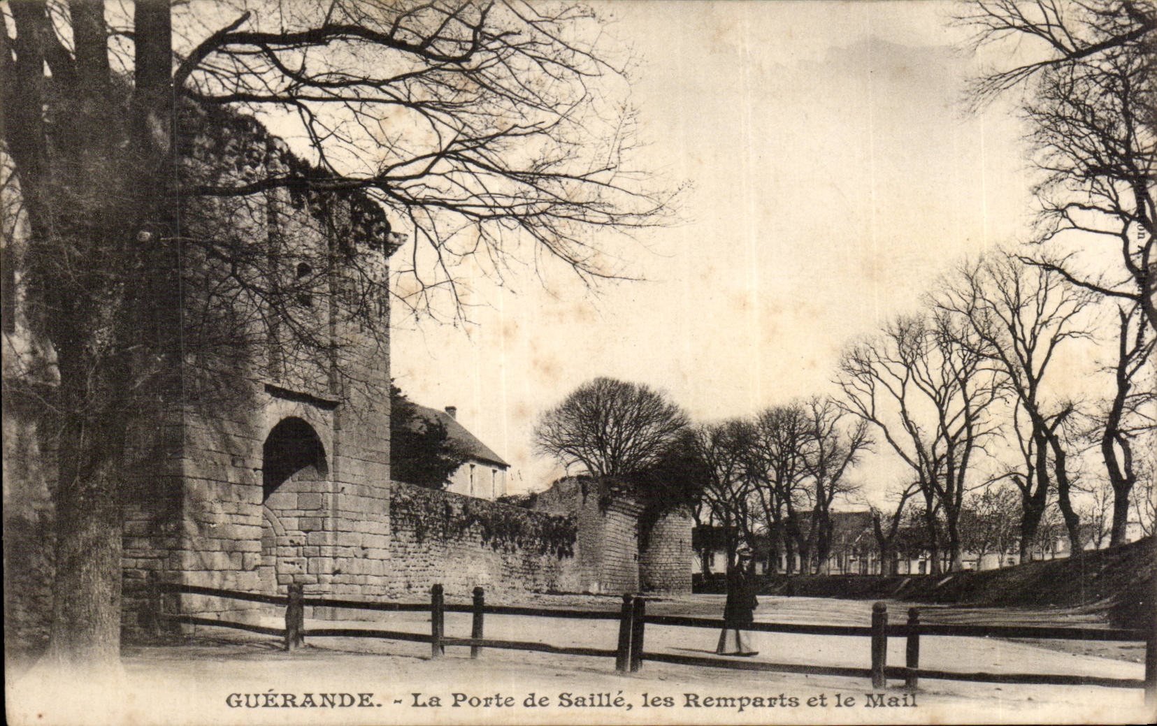 CPA Guerande La porte de Saille Les remparts et le Mail