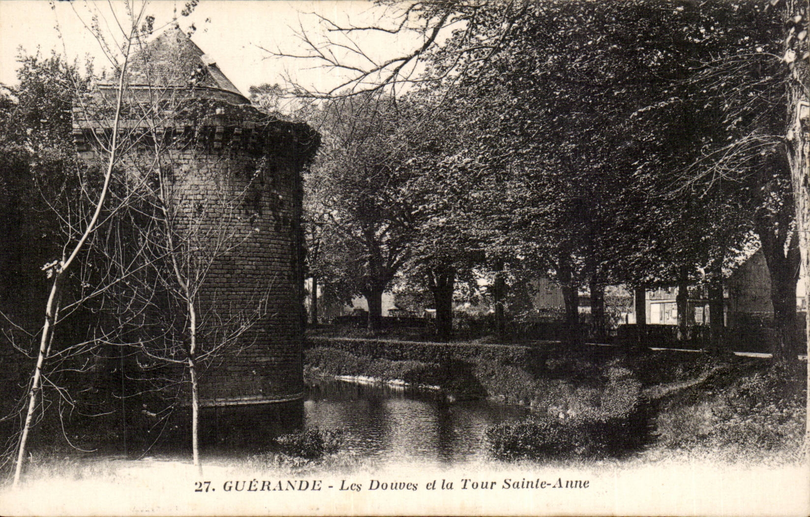 CPA Guerande Les douves et la tour Ste Anne