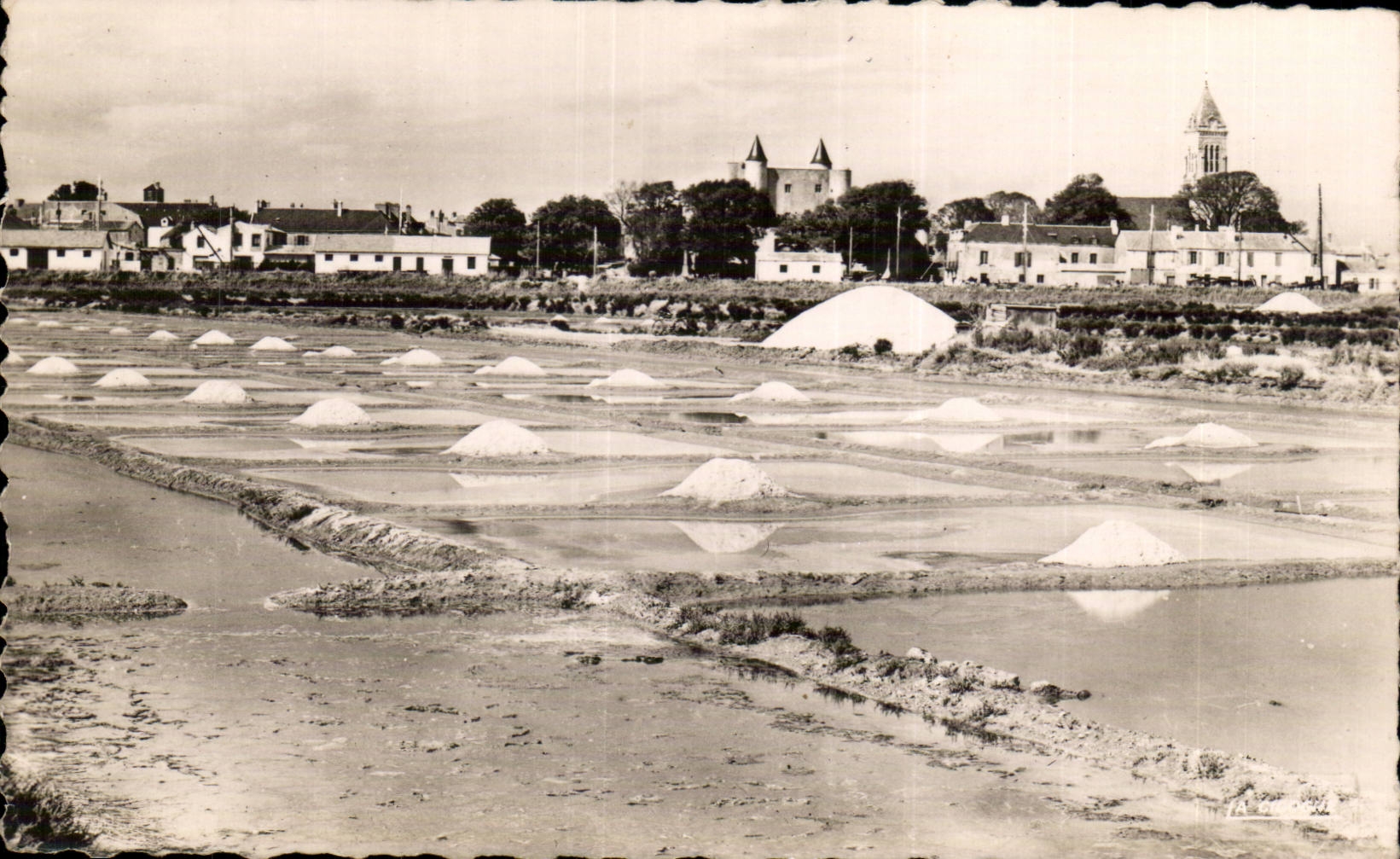 CPSM Noirmoutier Les marais salants pres du port