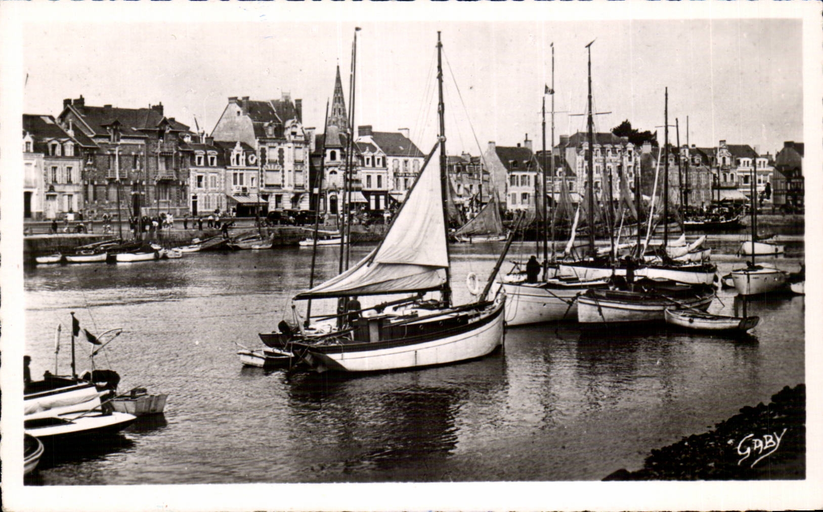 CPSM Le Pouliguen Le port et le quai