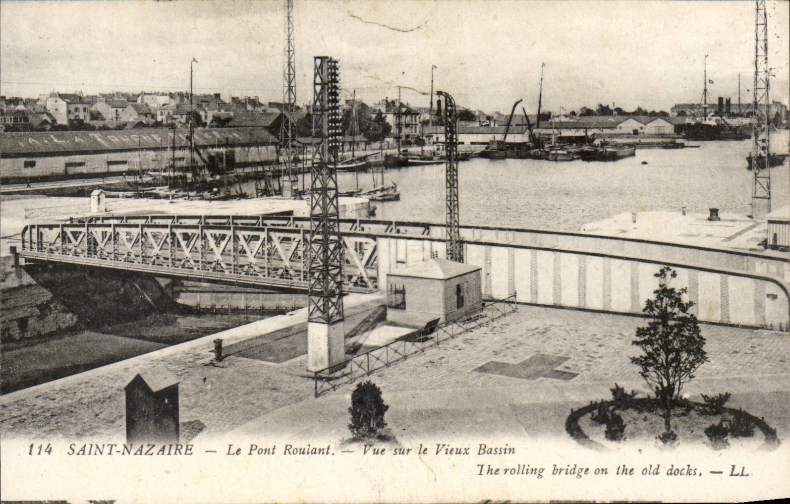 CPA Saint Nazaire Le pont roulant Vue sur le vieux bassin