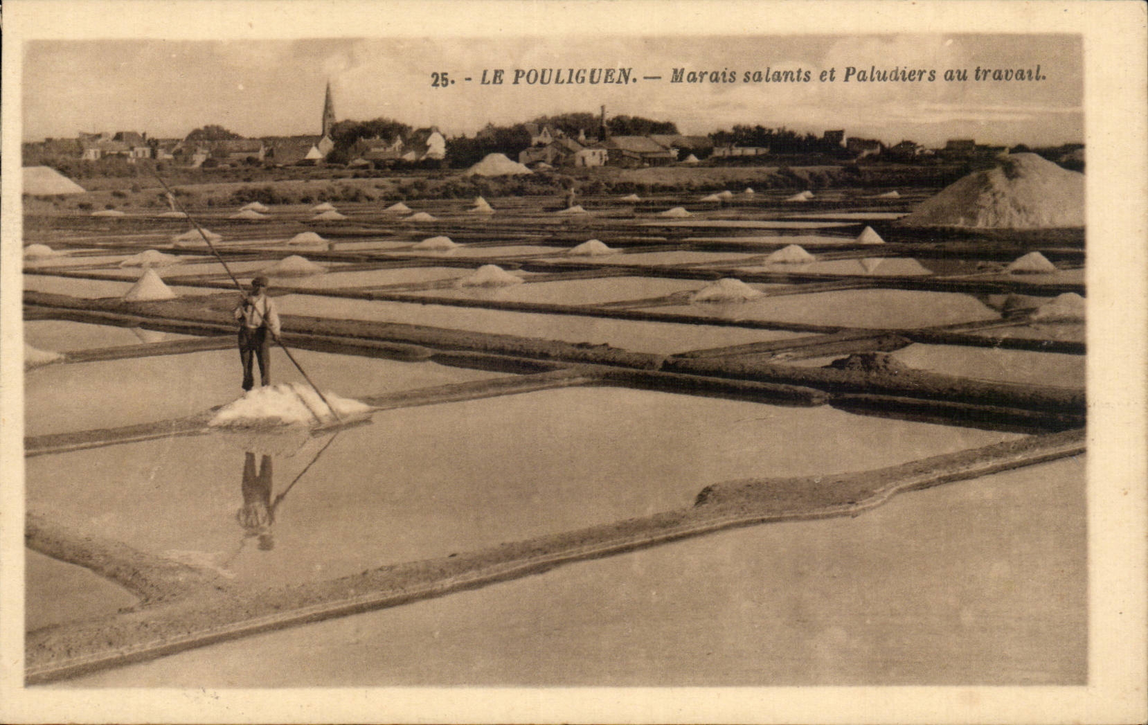 CPA Le Pouliguen Marais salants et paludiers au travail
