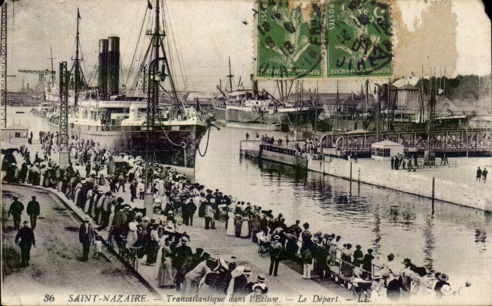 CPA Saint Nazaire Transatlantique dans l'ecluse Le depart Bateau