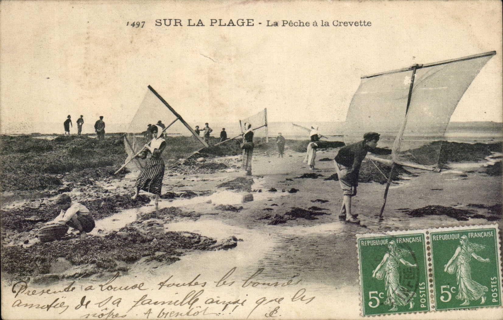 CPA Sur la plage La peche a la crevette ( folklore costume Peche )