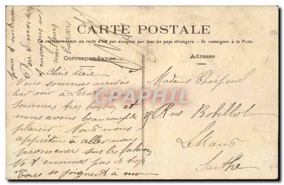 CPA Sur la plage La peche a la crevette ( folklore costume Peche ) — Verso