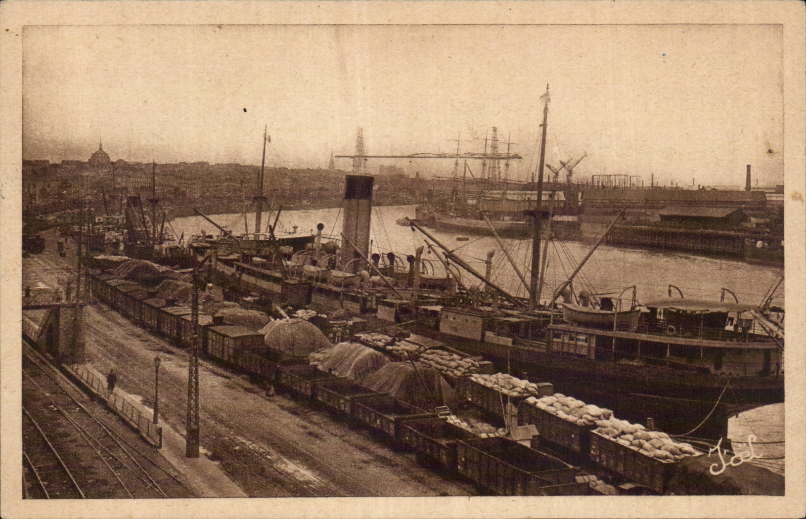 CPA Nantes Vue du port de l'hermitage