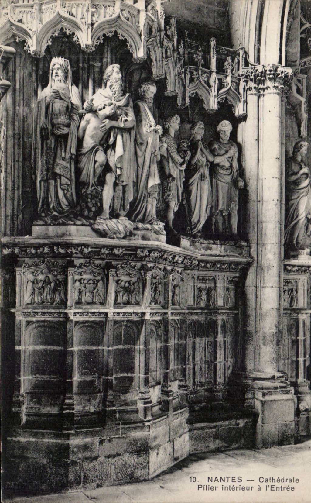 CPA Nantes Cathedrale Pilier interieur a l'entree