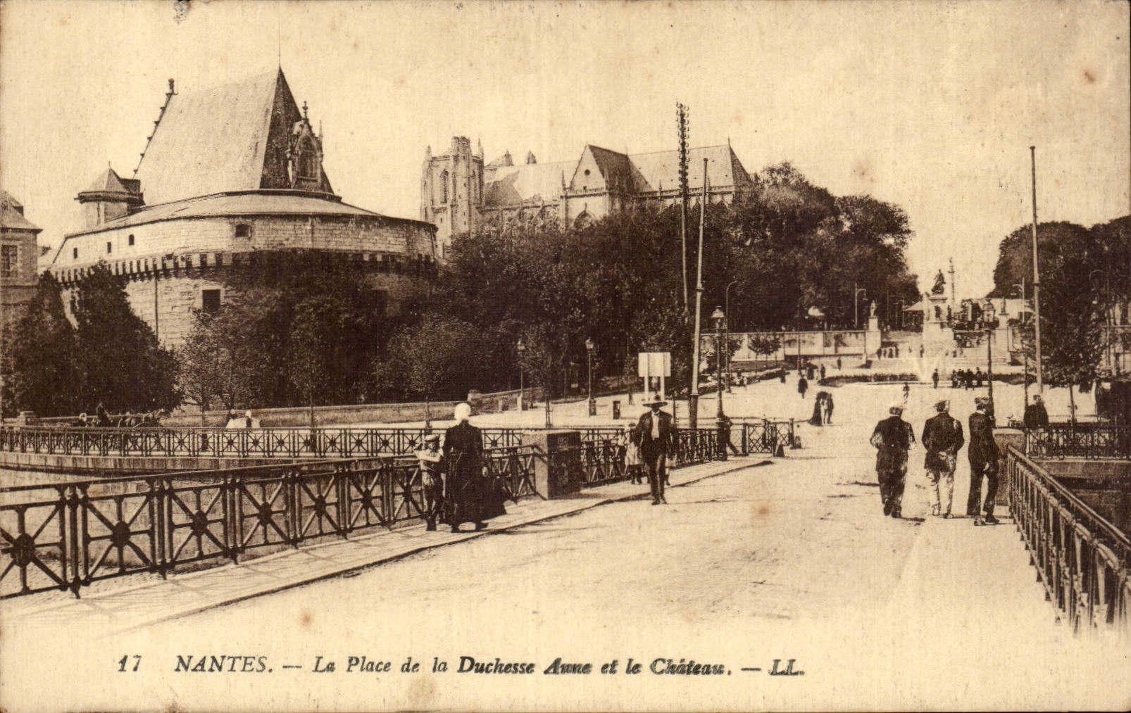 CPA Nantes La place de la duchesse Anne et le chateau