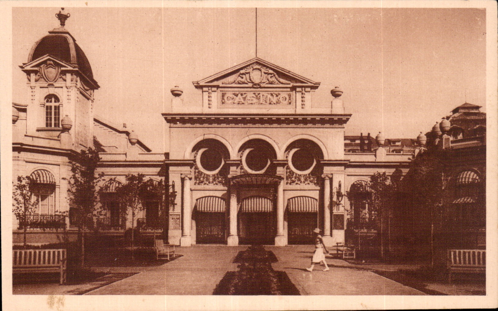 CPA La Baule Entree du casino ( Ferdinand Menard )